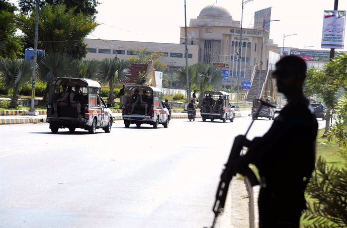 Archivo - April 23, 2024, Pakistan: KARACHI, PAKISTAN, APR 23: Rangers and police convoy patrols in city during flag march .to maintain law and order situation as security has been tighten on the arrival of Iranian President .Dr. Ebrahim Raisi, at Shahrah