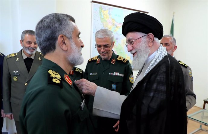 El comandante de la Fuerza Aeroespacial de la Guardia Revolucionaria iraní, Amiralí Hayizadé (izquierda), y el líder supremo del país, el ayatolá Alí Jamenei (derecha)