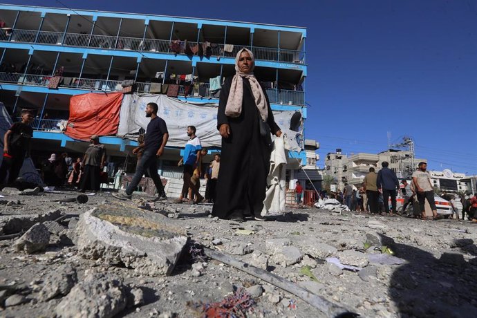 Patio de una escuela de la UNRWA en Nuseirat tras un bombardeo israelí