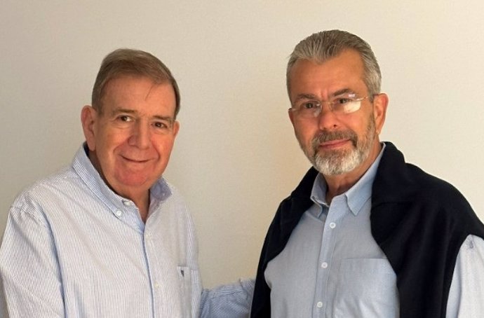 El excandidato opositor a las elecciones presidenciales de Venezuela, Edmundo González, y el rector del CNE, Juan Carlos Delpino