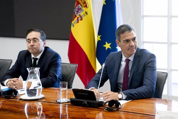 El ministro de Asuntos Exteriores y Unión Europea, José Manuel Albares (i) y el presidente del Gobierno, Pedro Sánchez (d), durante un encuentro con los participantes de una reunión acerca del conflicto entre Palestina e Israel, en el Palacio de la Monclo