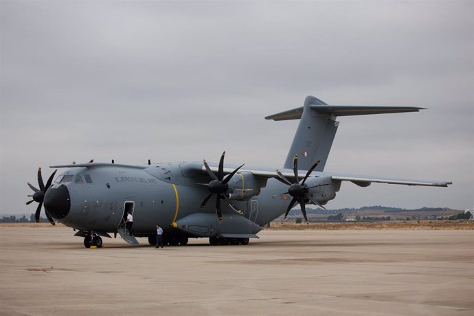 Un Airbus A400M durante la presentación del logo que se ha diseñado con motivo del X aniversario de la proclamación del Rey, en la base aérea de Torrejón de Ardoz, a 25 de septiembre de 2024, en Torrejón de Ardoz, Madrid (España)