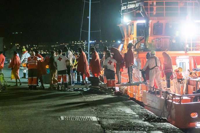 Archivo - Trabajadores de la Cruz Roja reciben a las personas de un cayuco, rescatadas por una embarcación de Salvamento Marítimo, en el muelle de Arguineguín, a 23 de julio de 2024, en Gran Canaria