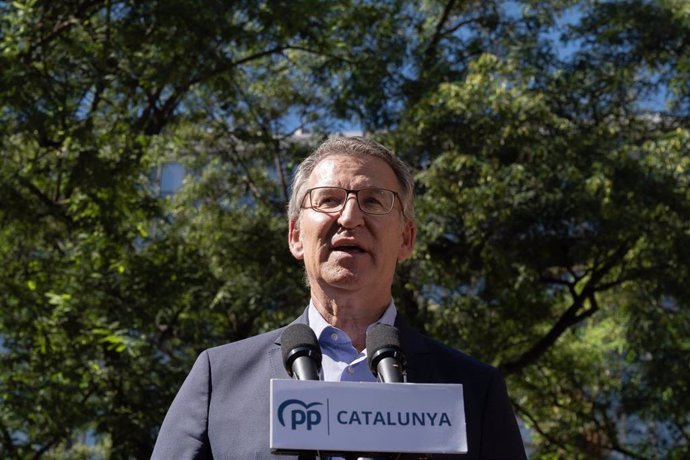 El presidente del Partido Popular, Alberto Núñez Feijóo, acompañado por el líder del PP catalán, Alejandro Fernández, declara ante la prensa tras la reunión con la Associació de Famílies Nombroses de Catalunya-Fanoc, en Barcelona, a 27 de septiembre de 20