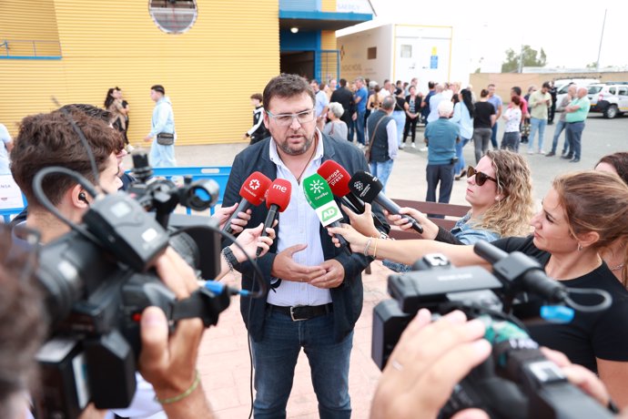 Lorenzo Medina, alcalde de Guillena, en una atención a medios.