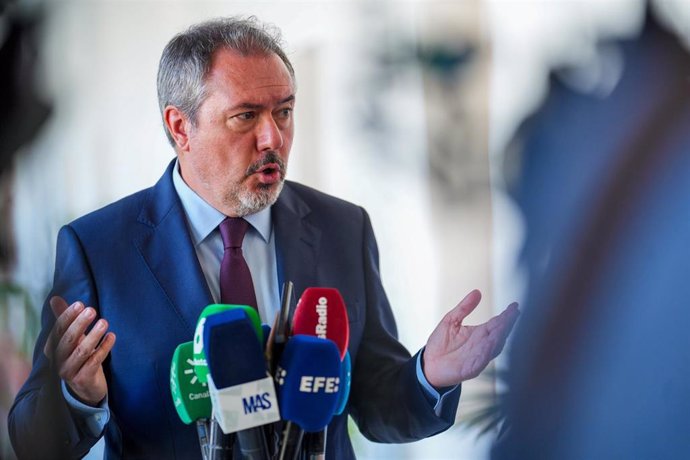 El secretario general del PSOE de Andalucía, Juan Espadas atiende a los medios de comunicación en el Parlamento andaluz. (Foto de archivo).