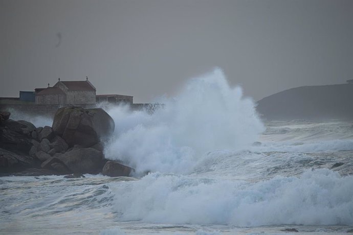 Archivo - El mar con olas por el temporal.