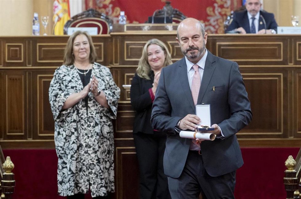 Archivo - El vicesecretario de Coordinación Autonómica y Local del PP, Pedro Rollán, recibe una Medalla de Honor durante el acto 'Por un final del terrorismo sin impunidad', en el Senado, a 18 de abril de 2023, en Madrid (España). Durante el acto, se ha