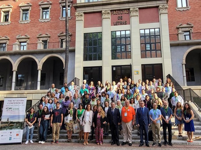 El consejero de Medio Ambiente, Universidades, Investigación y Mar Menor, Juan María Vázquez, con buena parte de los asistentes al XV congreso internacional ISTERH (Internacional Society for Trace Element Research in Human).
