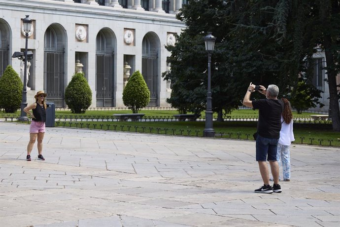 Archivo - Un turista hace una foto, a 2 de septiembre de 2024, en Madrid (España). 