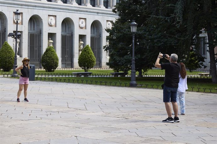 Archivo - Un turista hace una foto, a 2 de septiembre de 2024, en Madrid (España). 