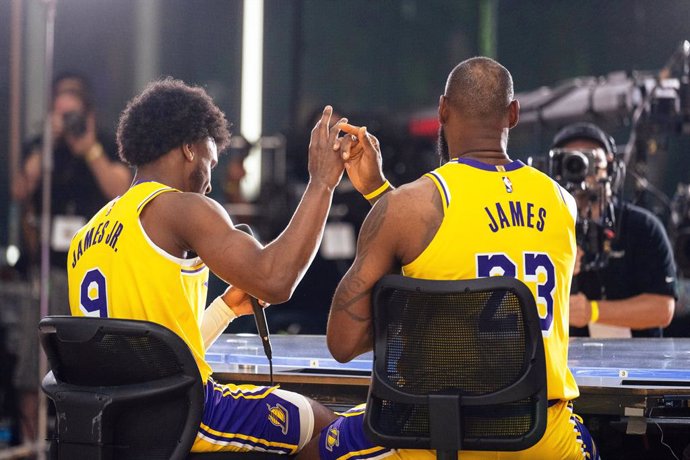 30 September 2024, US, El Segundo: Los Angeles Lakers Basketball player LeBron James (R) and his son Bronny James answer questions during an interview during the Los Angeles Lakers Media Day. Photo: Maximilian Haupt/dpa