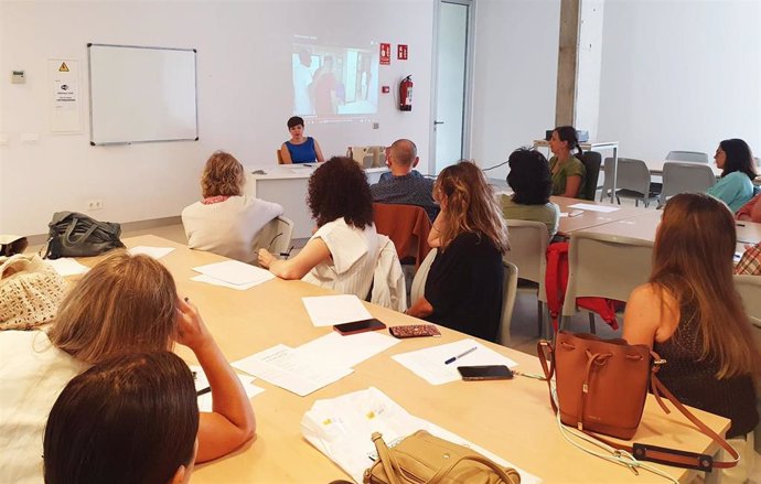 La psiquiatra del Hospital Macarena Miriam Selfa forma a personal de la Red Municipal de Bibliotecas en habilidades de salud mental.