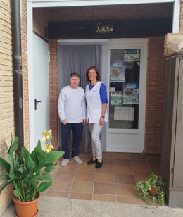 El diputado delegado del área, Javier Ciprés, ha visitado un comercio en Alfambra.