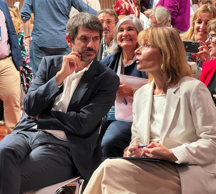 Urtasun y Moret antes de comenzar el Encuentro Internacional de Bibliotecas de la Ifla en Barcelona, este lunes 7 de octubre