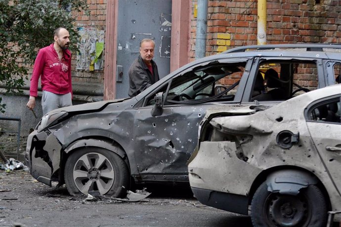 Vehículos destruidos por un ataque ruso en Kiev