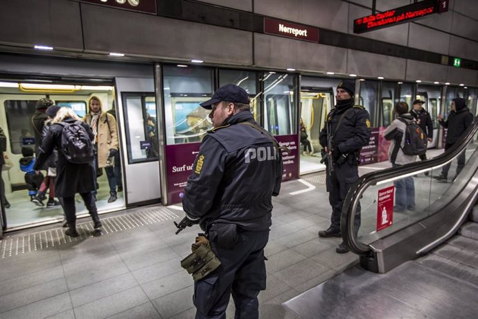 Archivo - Un grupo de agentes de la Policía de Dinamarca vigila una estación de metro de Conpenhague