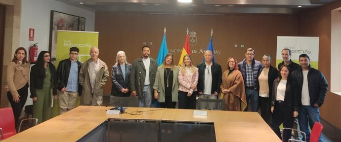 Gimena Llamedo con retornados asturianos.