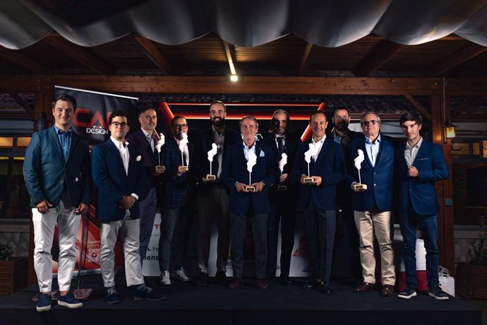 Los premiados junto a los codirectores de CarDesign.es