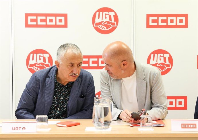 Archivo - Los secretarios generales de CCOO y UGT, Unai Sordo (d) y Pepe Álvarez (i)