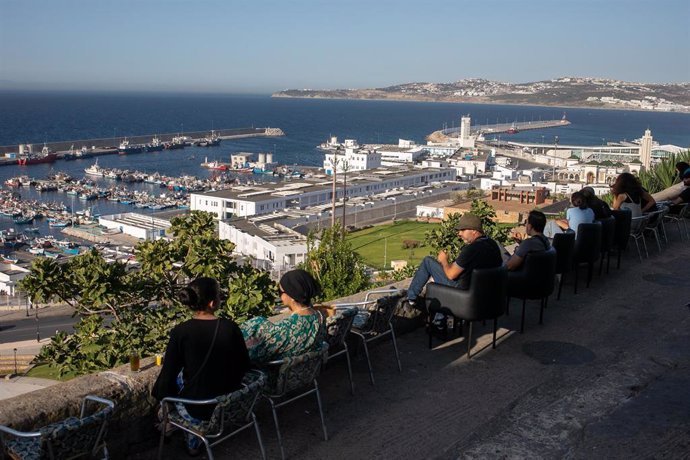 Archivo - Un grupo de personas observa desde lo alto el puerto de Tánger, en Marruecos