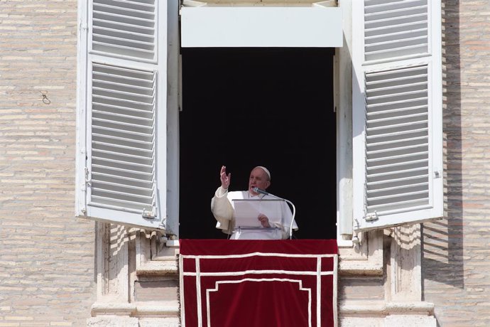 Archivo - 28 February 2021, Vatican: Pope Francis delivers the weekly Angelus Prayer at Saint Peters's Square. Photo: Evandro Inetti/ZUMA Wire/dpa