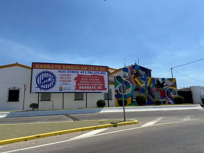 Carteles sobre la singularidad de Barbate colocados por el Ayuntamiento en julio.