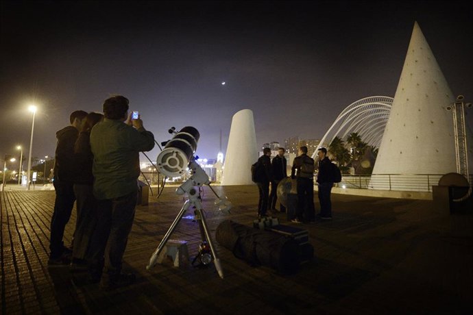Archivo - Arxiu - La Ciutat de Les Arts i Les Cincies organitza una observació amb telescopis de la Lluna i Saturn