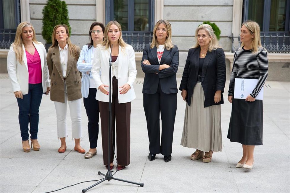 (I-D) La senadora, Eva Ortiz, la secretaria cuarta de la Mesa del Congreso, Carmen Navarro, la portavoz de Interior del GPP en el Congreso, Ana Belén Vázquez, La vicesecretaria de Movilización y Reto Digital, Noelia Núñez, la portavoz en el Senado, Alic