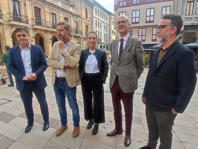Los concejales socialistas Javier Ballina, Carlos Fernández Llaneza, Sonia Fidalgo, Jorge García Monsalve, y Juan Álvarez