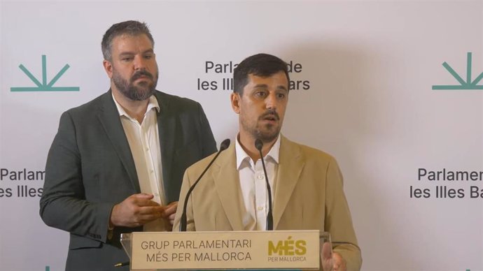 El portavoz de MÉS per Mallorca, Lluís Apesteguia, y el diputado de MÉS per Mallorca Ferran Rosa, en rueda de prensa.