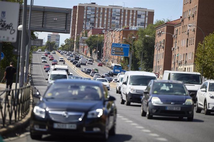 Archivo - Decenas de coches en la A-5, a 6 de septiembre de 2024, en Madrid (España). 