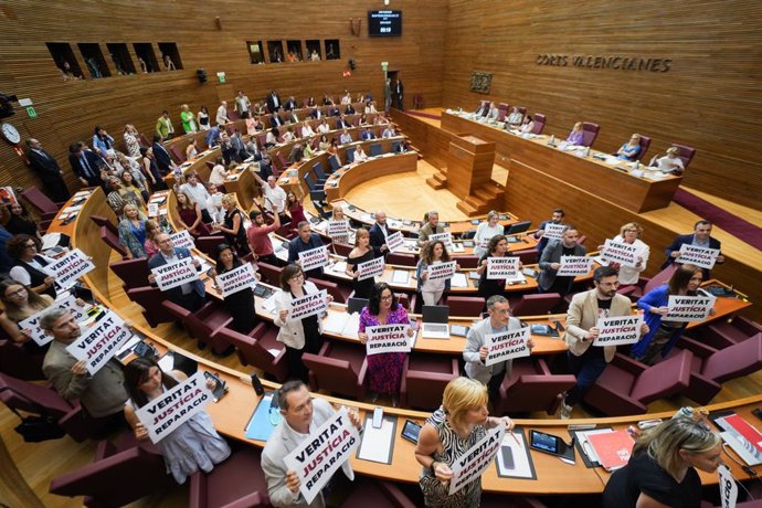 Archivo - Arxiu - PP i Vox aproven a les Corts Valencianes la seua Llei de Concòrdia enfront de cartells de l'oposició de "veritat, justícia i reparació"