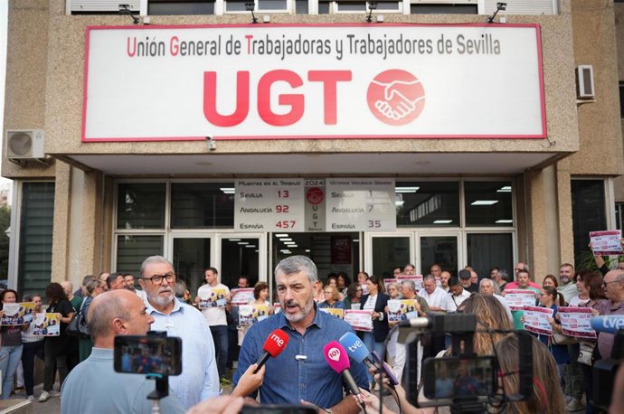 Óskar Martín, secretario general de UGT Andalucía, en una atención a medios con motivo del Día Mundial del Trabajo Decente en Sevilla.