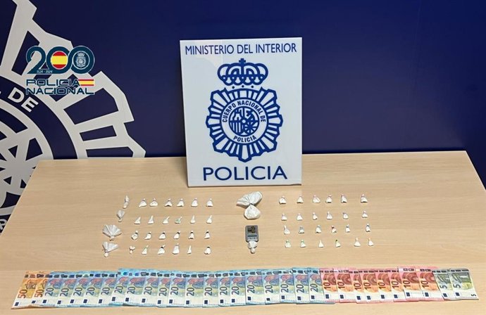 Imagen de la droga y el dinero incautado