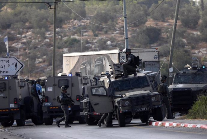 Archivo - Agentes de las fuerzas de seguridad de Israel tras un ataque en los alrededores de la ciudad cisjordana de Hebrón (archivo)