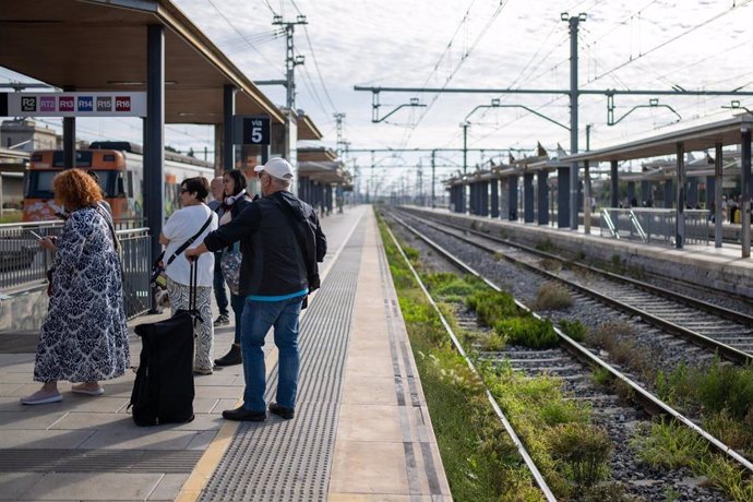 Afectados por el corte de Roda de Berà en una estación de tren, a 1 de octubre de 2024, en Barcelona, Cataluña (España). 