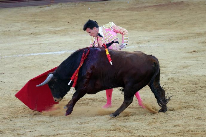 Archivo - Gonzalo Caballero durante su faena taurina en las fiestas del Dos de Mayo, a 28 de abril de 2024, en Móstoles (Madrid, España)