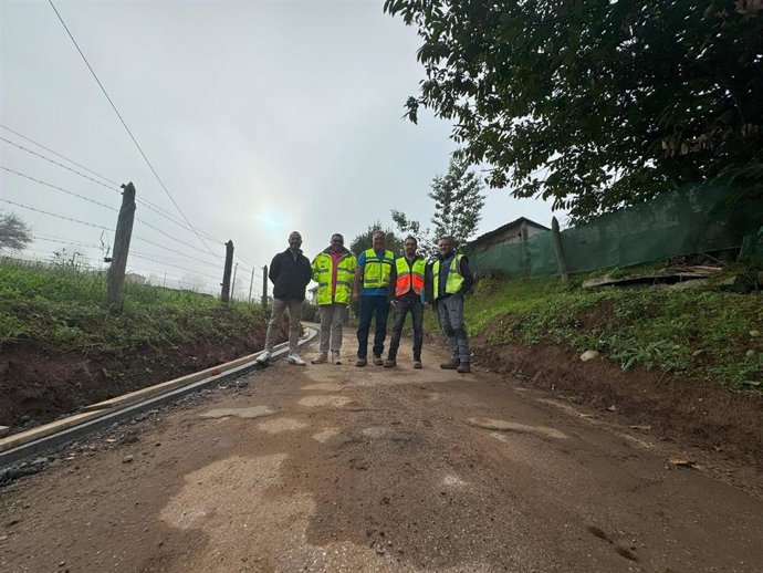 De izquierda a derecha, el alcalde de Siero, Ángel García;  Leopoldo Iglesias, de la empresa adjudicataria; el concejal de Zona Rural, el ingeniero municipal David Llanos; y Andrés García, jefe de obra.