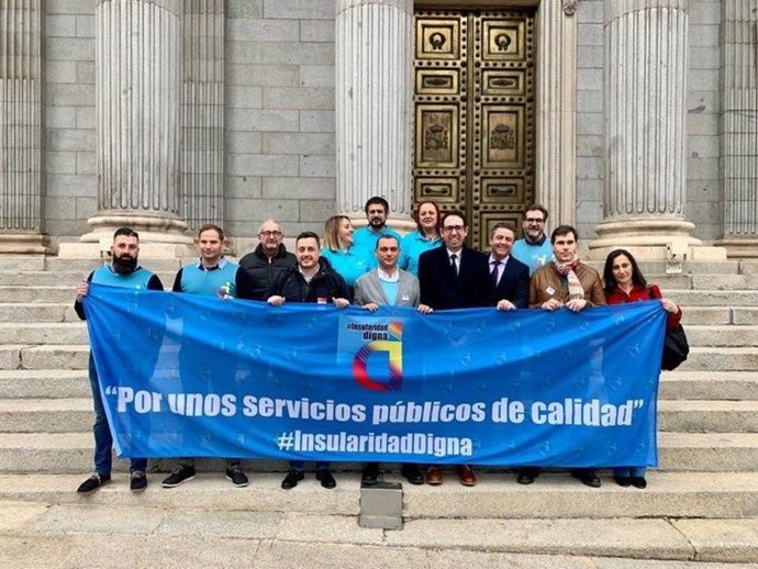 Miembros de la plataforma Insularidad Digna junto al senador por Menorca del PP Cristóbal Marqués.