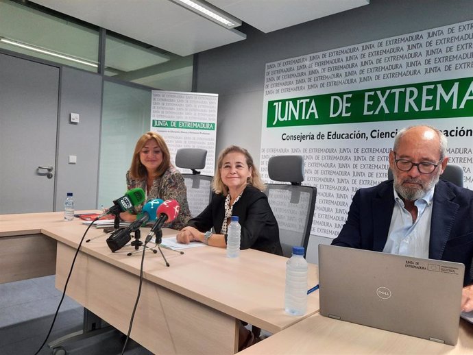 La consejera de Educación, Ciencia y Formación Profesional, María Mercedes Vaquera, en rueda de prensa junto a otros miembros de su consejería para informar sobre los programas del éxito educativo de Extremadura