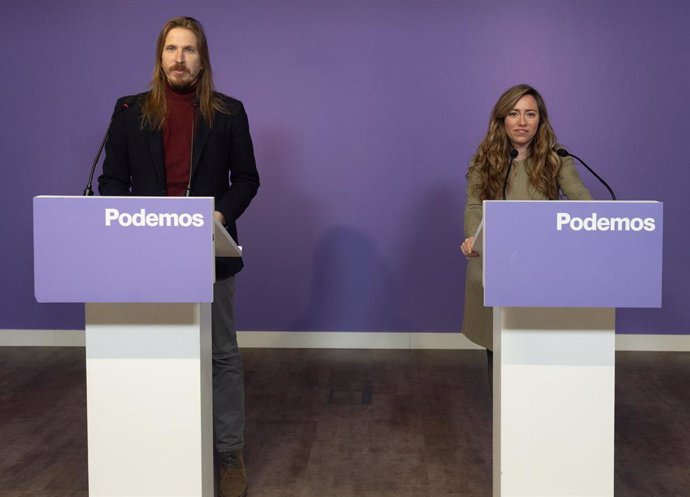 Archivo - El portavoz de Podemos, Pablo Fernández y la secretaria de Acción Institucional de Podemos, María Teresa Pérez, durante una rueda de prensa, en la sede de Podemos, a 18 de diciembre de 2023, en Madrid (España). 