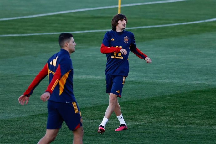 Archivo - El jugador del Girona Bryan Gil durante un entrenamiento con la Selección.