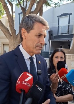 El delegado del Gobierno en Andalucía, Pedro Fernández, atiende a los medios de comunicación.