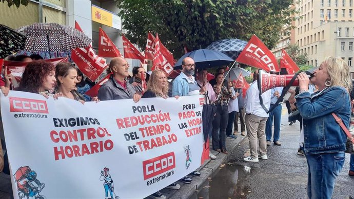 CCOO se concentra ante la Inspección de Trabajo en Badajoz