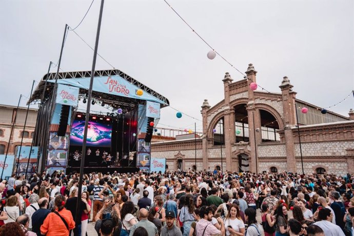 Archivo - La primera verbena de San Isidro en la plaza de Matadero se convierte en "un éxito" de público