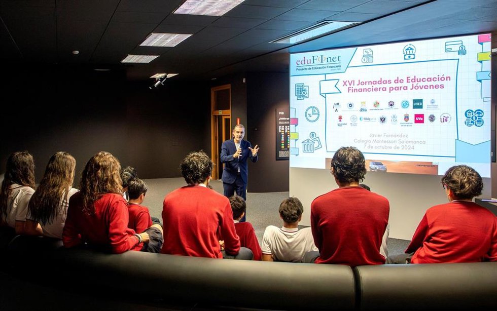 Una veintena de alumnos participa en una jornada de educación financiera del Proyecto Edufinet de Unicaja en Salamanca.