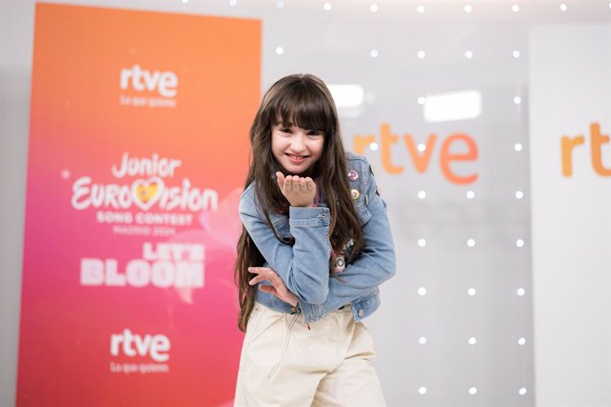 Chloe DelaRosa posa durante la presentación de su canción como representante de España en la XXII edición de Eurovisión Junior 2024, a 7 de octubre de 2024, en Madrid (España). Chloe DelaRosa llevará a cabo la a 10º propuesta española en Eurovisión Junior