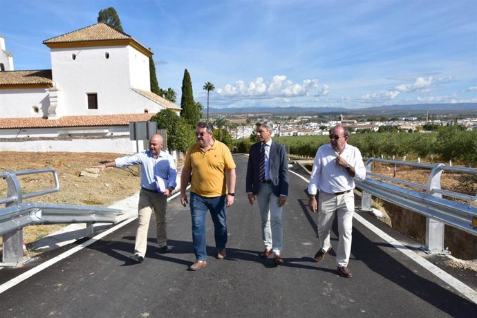 El delegado de Infraestructuras, Sostenibilidad y Agricultura de la Diputación de Córdoba, Andrés Lorite (segundo por la dcha.), en su visita a Villa del Río.