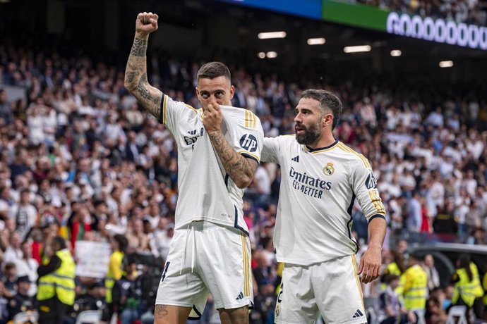 Archivo - Joselu Mato y Dani Carvajal celebran un gol con el Real Madrid en LaLiga EA Sports 2023-2024. 